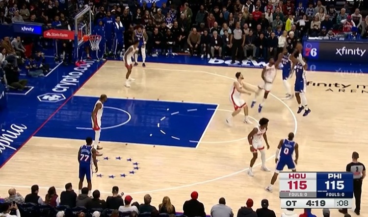 开云体育官网-你终于站出来了！乔治接恩比德手递手 弧顶干拔三分命中！